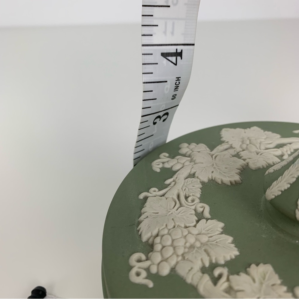 Wedgwood Sage Green Jasperware Lidded Round Box Large 5" Spike Knob Vtg Vines - Picture 15 of 16